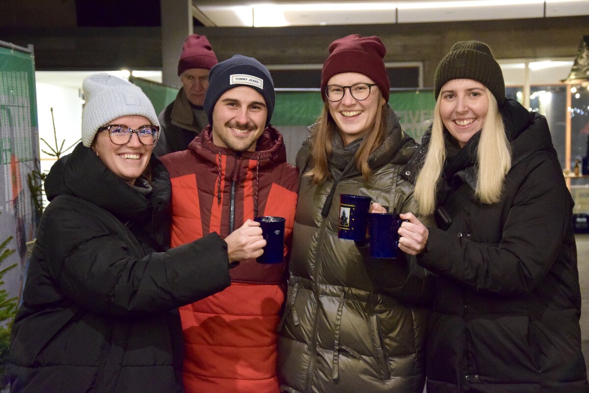 Raphaela Klotz, Lukas Türtscher, Magdalena Kaufmann und Laura Galehr genossen die Nüziger Weihnacht. SCO (3)