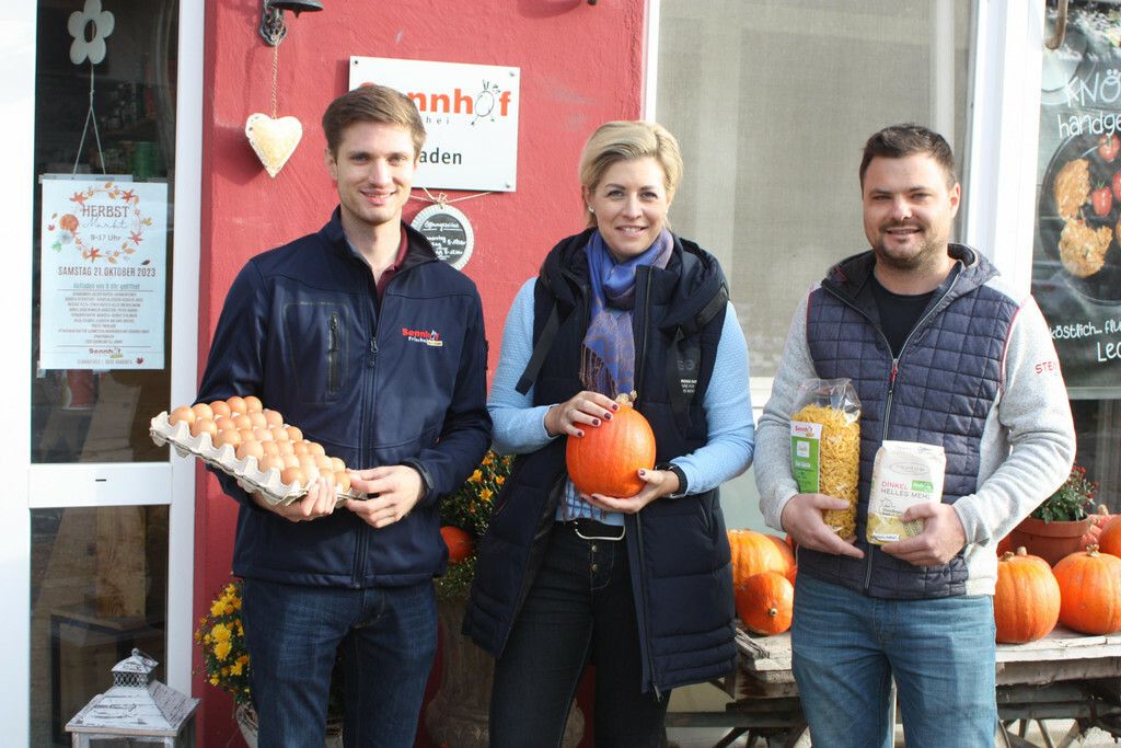 Sabine Kasper mit den Pächtern Johannes und Mathias Allgäuer.