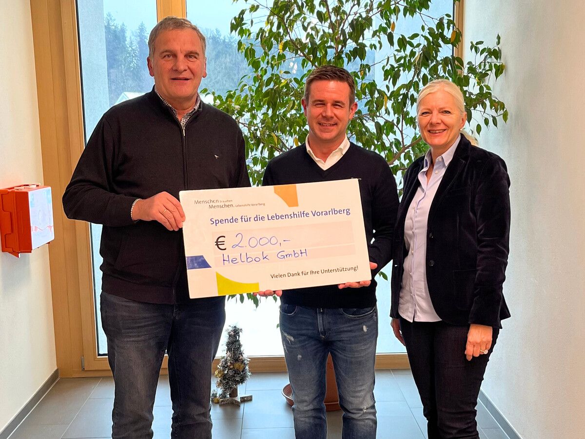 Scheckübergabe durch GF Josef Helbok (l.) an Ulrich Zerressen, Leiter des Wohnhauses, und Michaela Wagner-Braito, GF der Lebenshilfe.