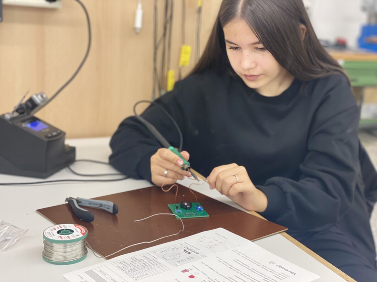 Schüler können beim Tag der offenen Tür auch selbst ein Werkstück fertigen. HTL