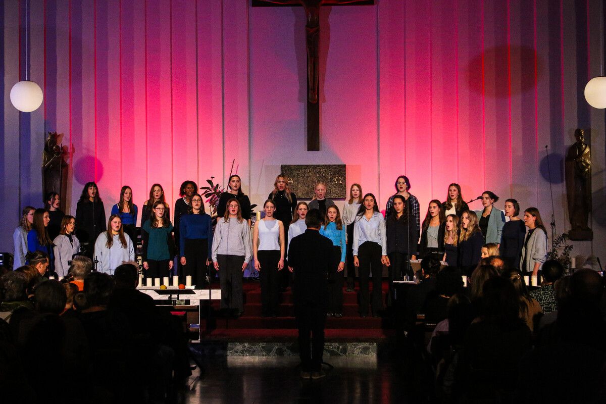 Schülerinnen und Schüler am Institut St. Josef präsentieren ihre musikalischen Beiträge, von Volksliedern bis zu mitreißenden Spirituals.