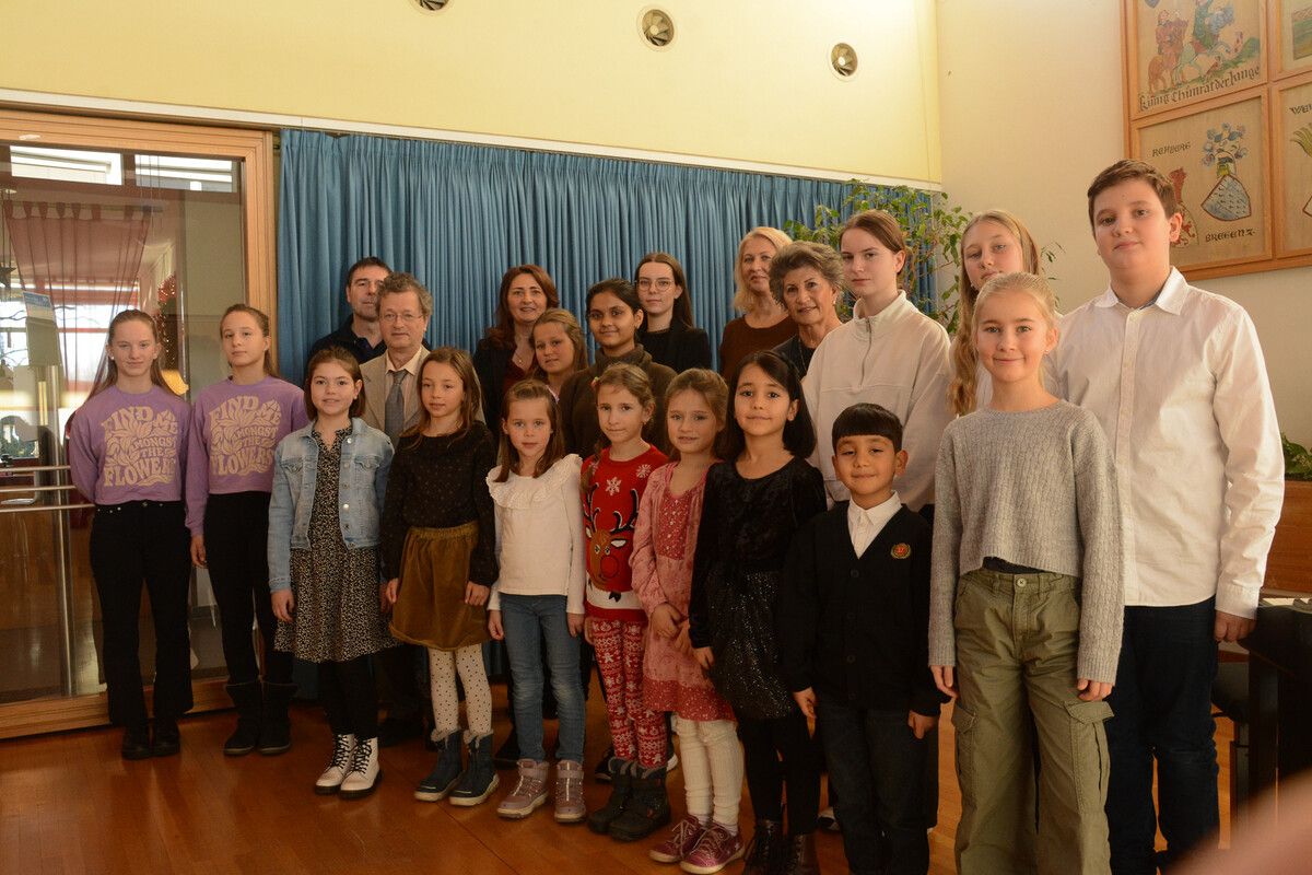 Sie brachten weihnachtliche Klänge ins Seniorenhaus Hasenfeld: Einige Klavierschüler der Rheintalischen Musikschule. BVS (4)