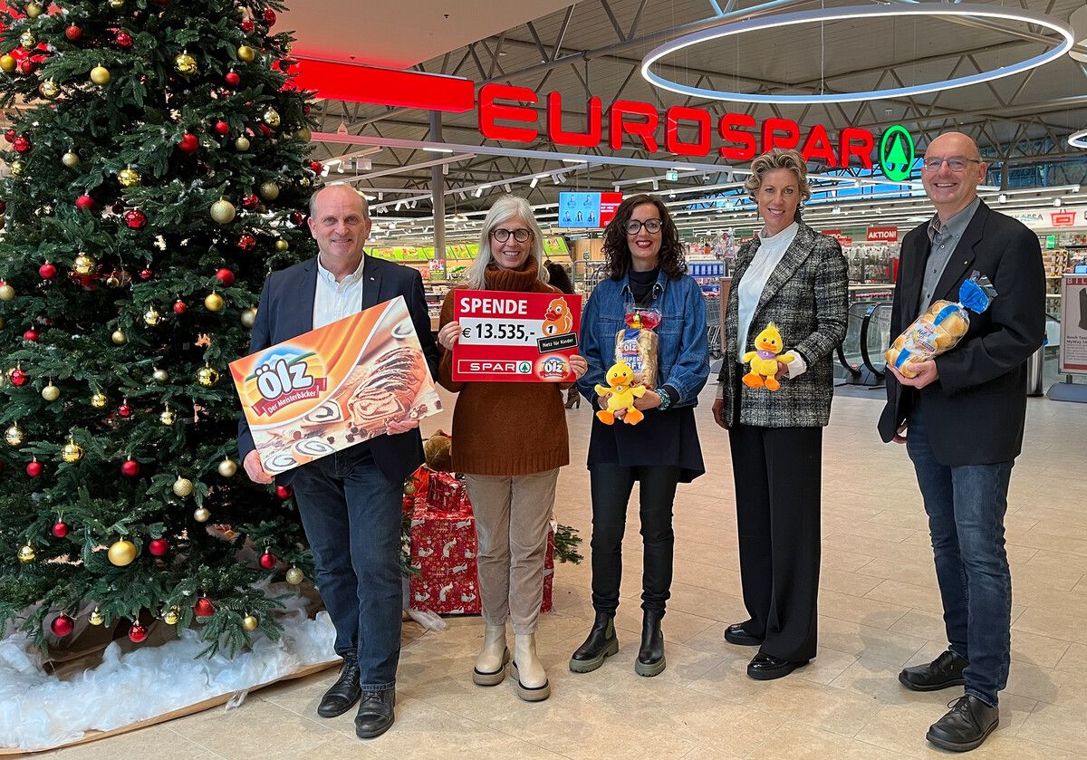 Spende Ölz Meisterbäcker und Spar haben einen Scheck über 13.535 Euro an den Verein „Netz für Kinder“ übergeben. In den letzten Monaten konnten Spar-Kunden durch den Kauf ausgewählter Ölz-Produkte Gutes tun. Spar-GF Carina Pollhammer und Einkaufsleiter Martin Rein sowie Ölz-Verkaufsleiter Manfred Schönborn übergaben die Spende an Conny Amann und Ulli Laine-Valentini vom Verein. spar