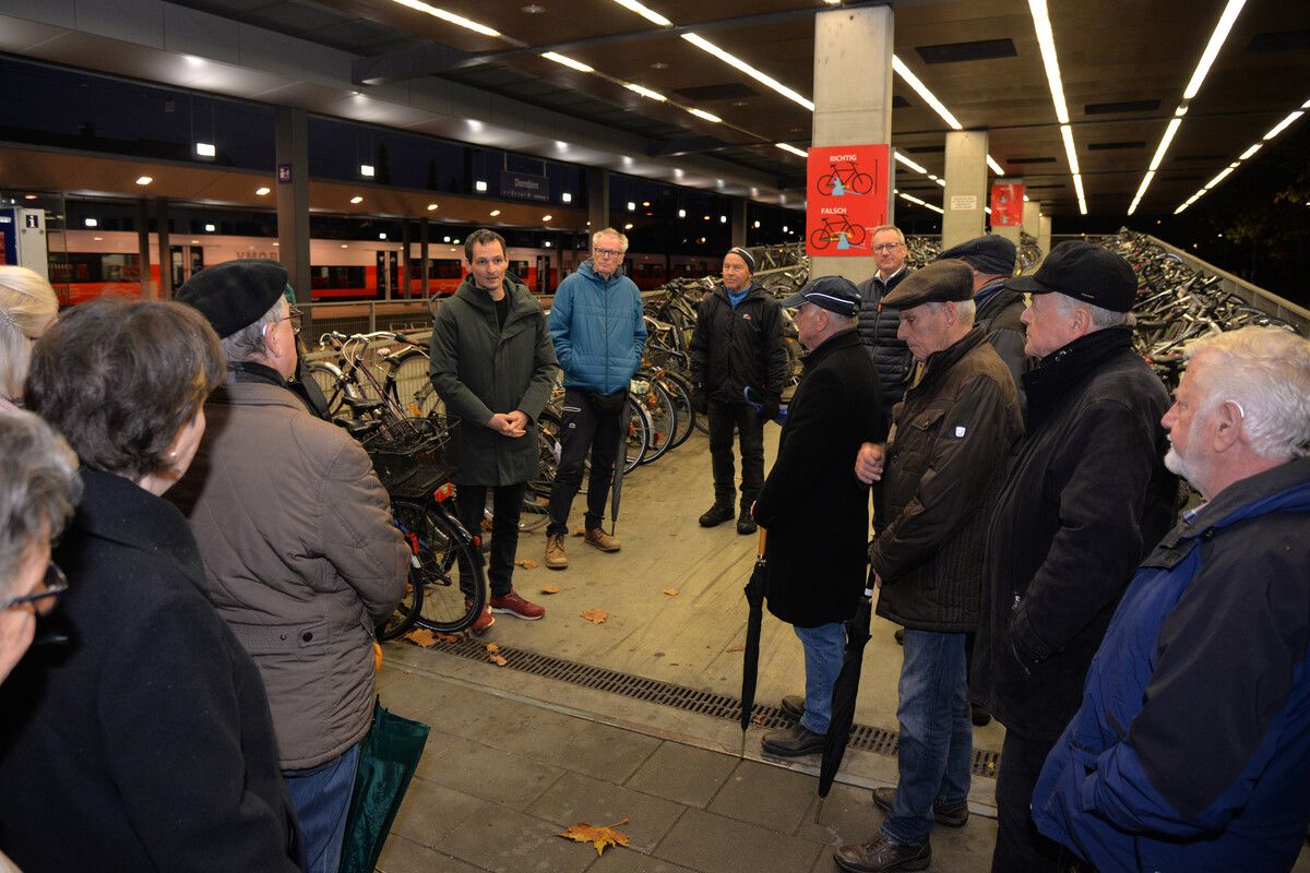 Stadtrat Julian Fässler informierte am Bahnhof über die neuen Verkehrsprojekte der Stadt Dornbirn, wie die neuen Fahrradabstellplätze und eine Buslinie im Hatlerdorf.Stadt