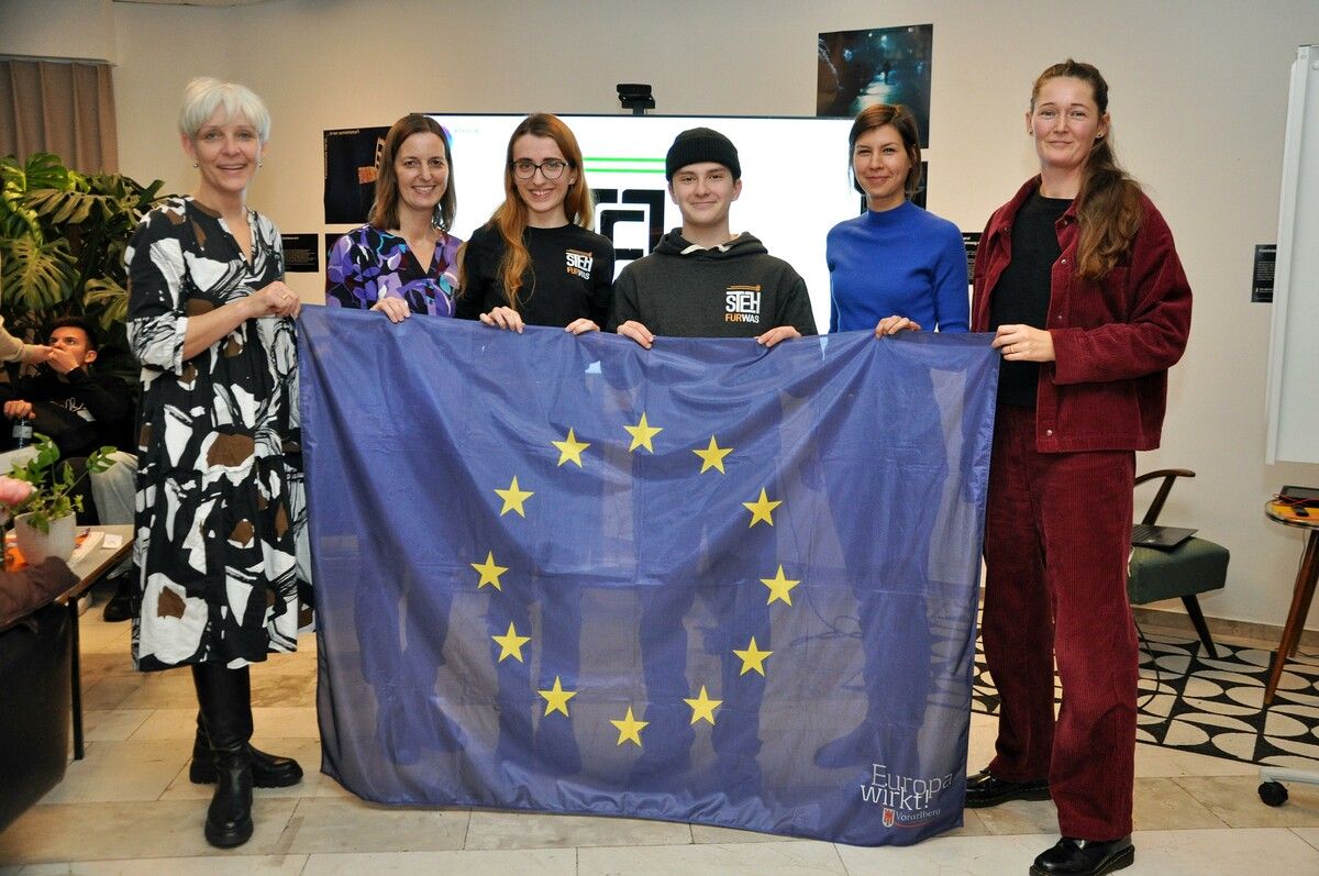 „Steh für was“ ist eine Kampagne zum Engagement junger Menschen. Die Kampagne wird von „EUth“ koordiniert und von der Europäischen Union kofinanziert.