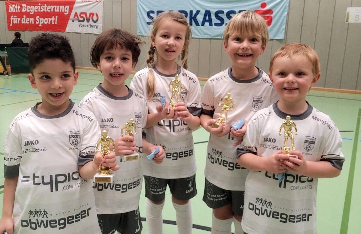 Stolz präsentieren die jungen Nachwuchsspielerinnen und -spieler ihre Turnierpräsente beim Spark7 Nachwuchs Hallenturnier in Lochau. BMS (2)