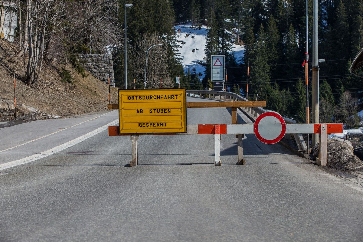 Straßensperre wegen Holz- und Felsräumarbeiten. VN/PS
