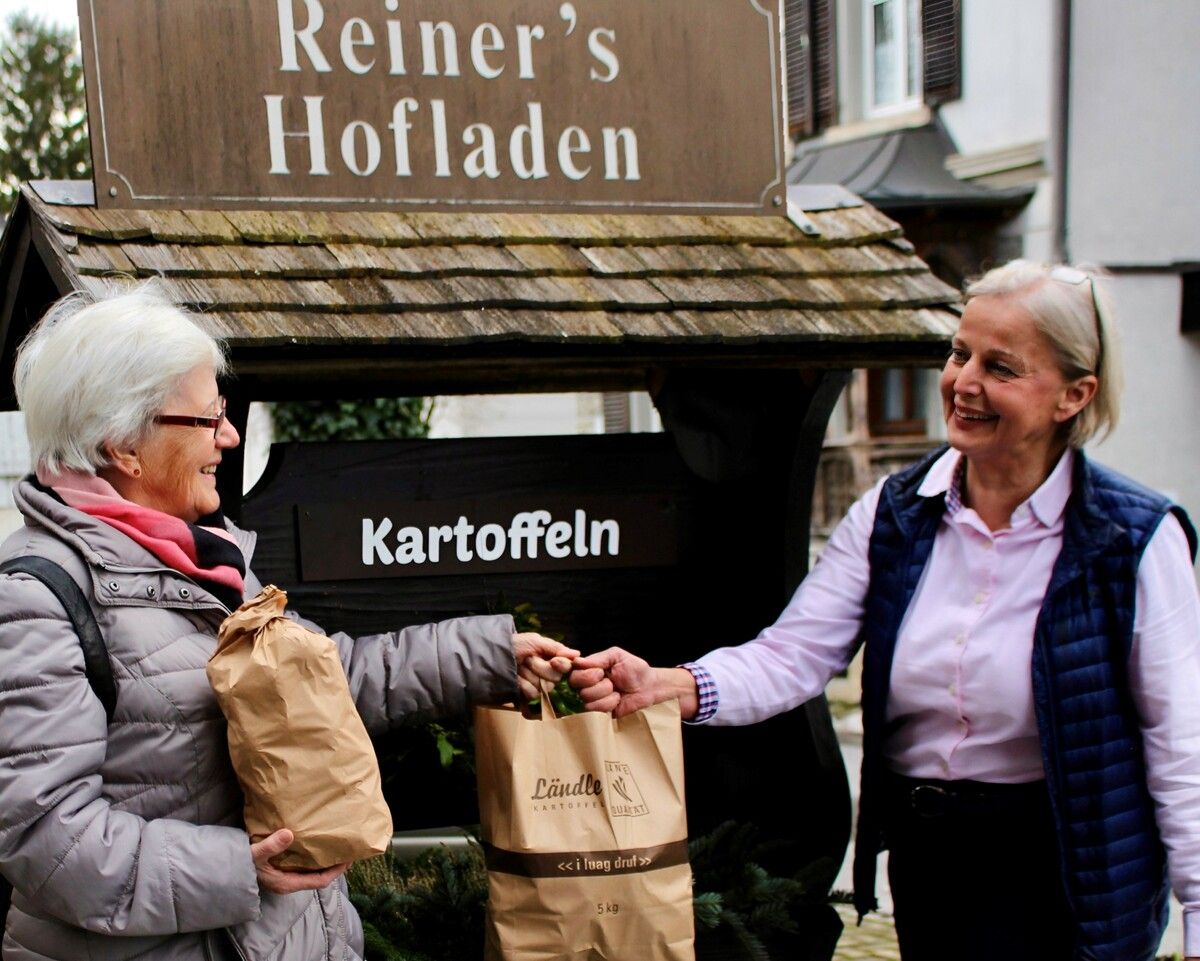 Symbolisch gab es zum Abschluss für die Partygäste kleine Aufmerksamkeiten aus den „Hofladen-Lagerbeständen“. STP (3)