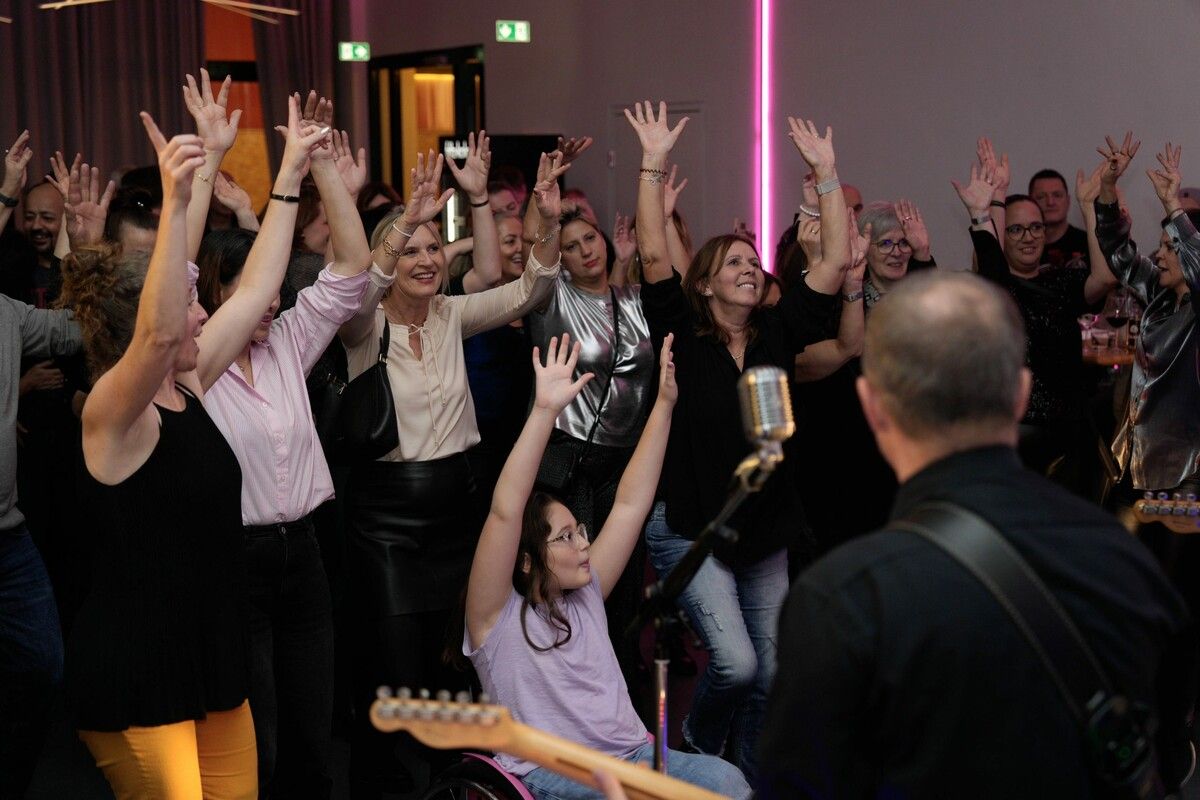 „The Rubberneckers“ veranstalteten ein Charity-Konzert für die zehnjährige Aurora. Reinhard König