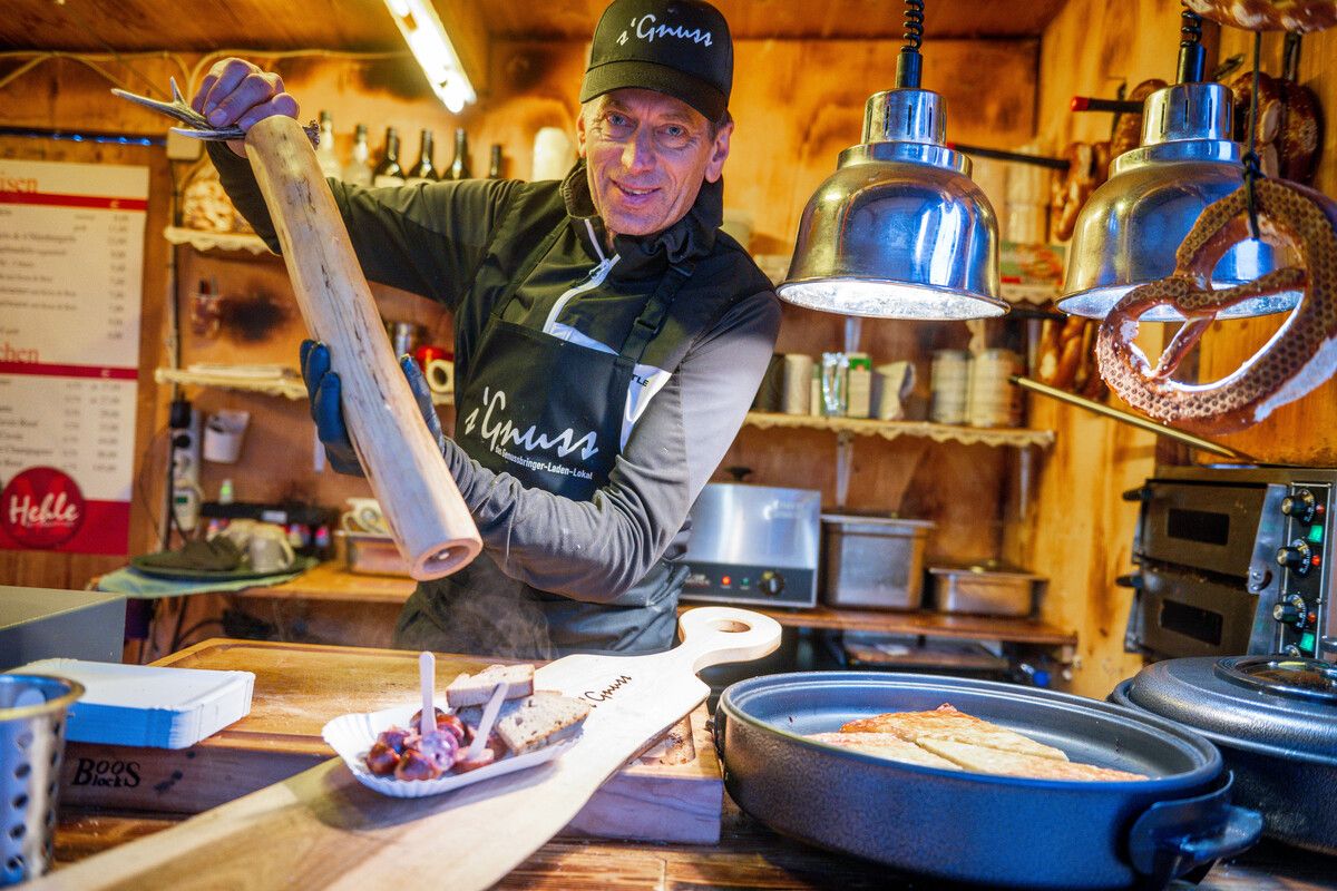 Thomas garniert den Hirsch-Käsekrainer mit etwas Pfeffer.VN/Rhomberg (4)