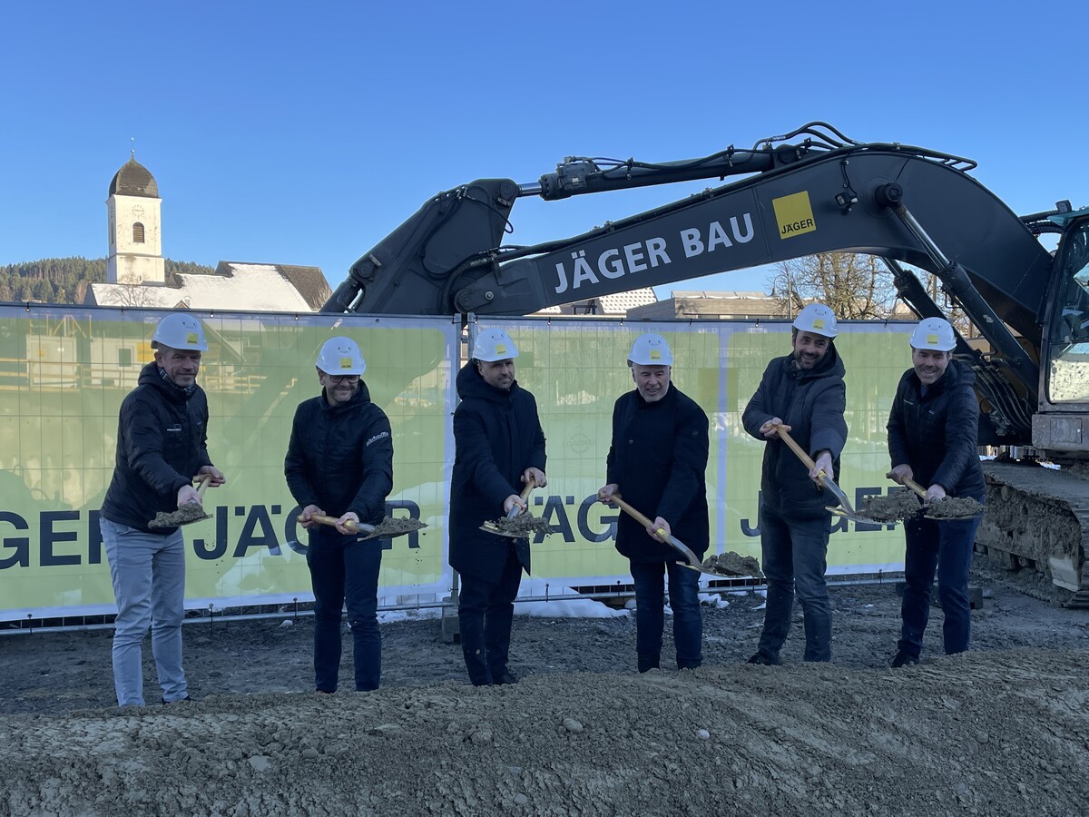 Thomas Horn (Generalunternehmerbau, Jäger Bau), Hannes Ganahl (Planung, Jäger Bau), Landesrat Marco Tittler, Bürgermeister Thomas Lampert, Geschäftsführer Thomas Lang (Jäger Bau) und Rainer Gehrmann (Hoch- und Tiefbau, Jäger Bau) beim offiziellen Spatenstich. VN/HARTMANN