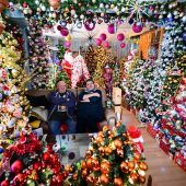Paar stellt 555 Weihnachtsbäume in seinem Haus auf