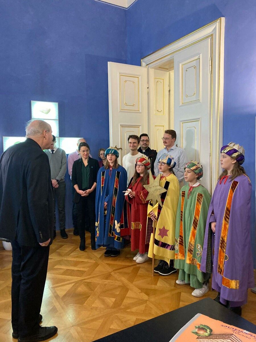 Traditionell besuchte eine Sternsingerdelegation Kardinal Christoph Schönborn. SCHÖNLAUB