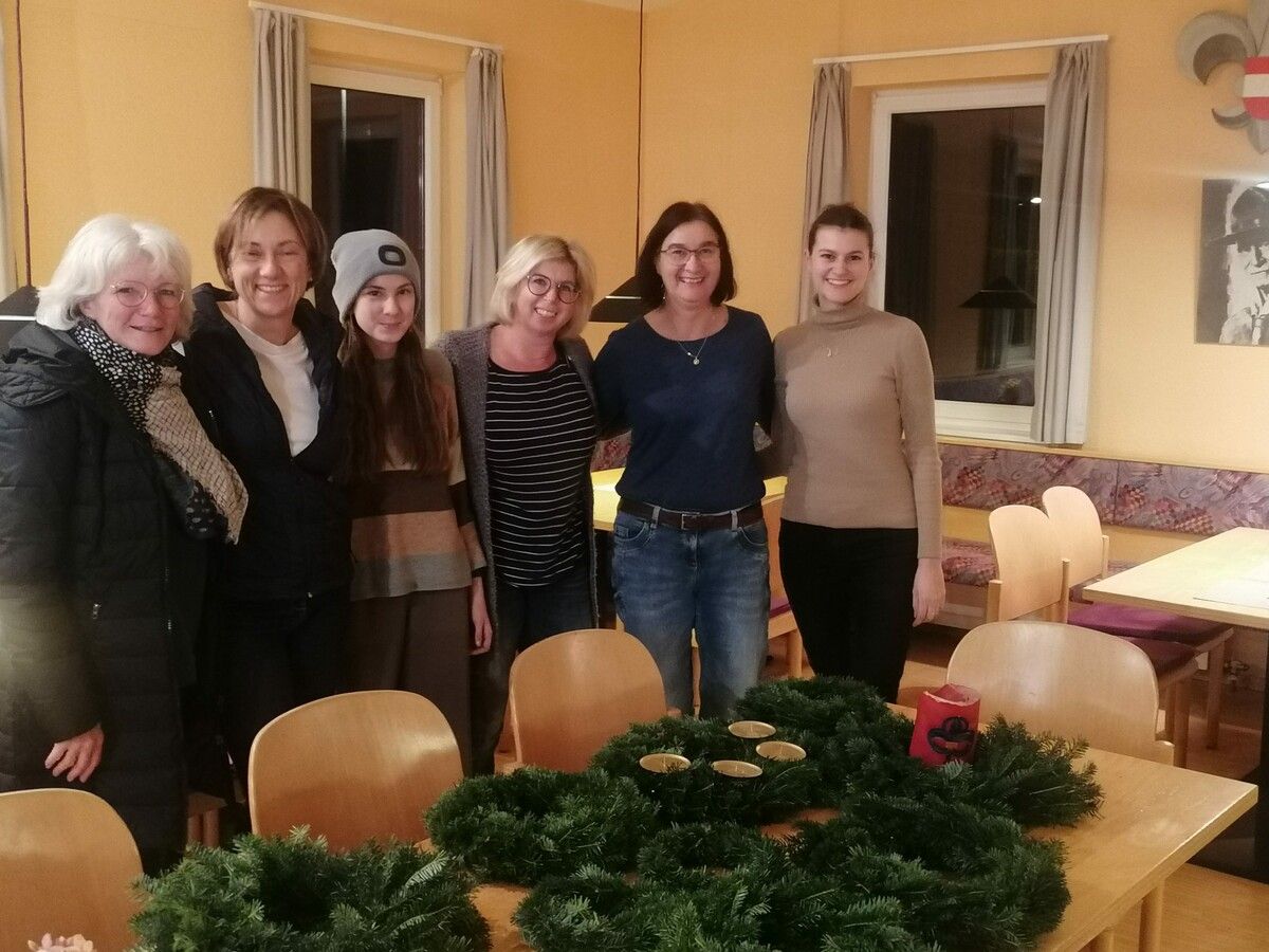 Traditionelles Adventkranzbinden beim Altpfadfinderclub Feldkirch: Gemeinsam den Duft der Vorweihnachtszeit einfangen.Altpfadfinderclub Feldkirch