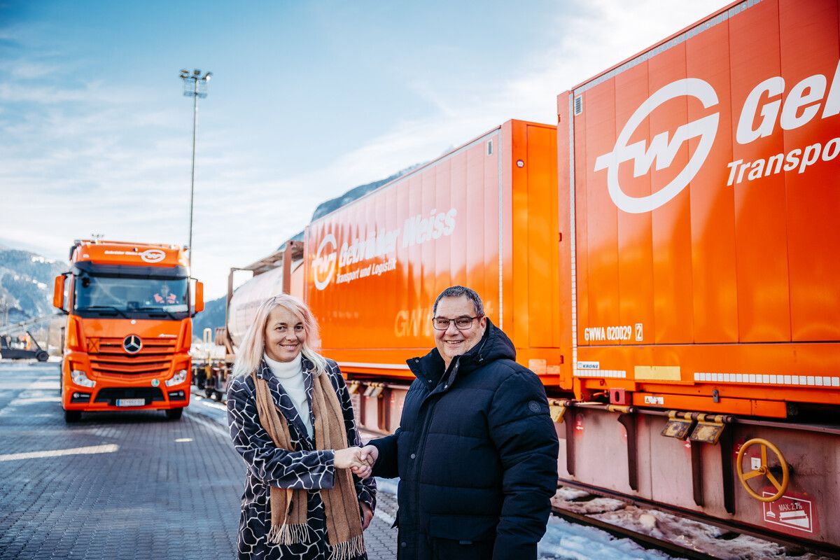 Transport Nach fast 30 Jahren Abwesenheit kehrt Künstlerin Barbara Anna Husar in ihre Vorarlberger Heimat zurück. Gebrüder Weiss übernimmt die Übersiedelung ihres Ateliers von Wien nach Bludenz. Im Bild: die Künstlerin mit Mirko Bösch (Niederlassungsleiter Gebrüder Weiss Bludenz). gw