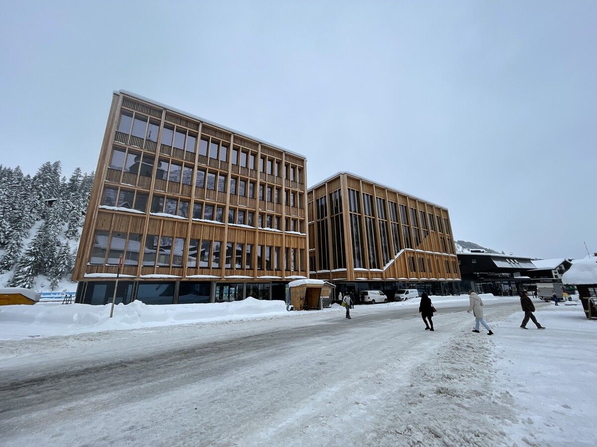 Umstrittene Lechwelten in Lech. 50 Millionen kostet der Bau. VN/Swozilek