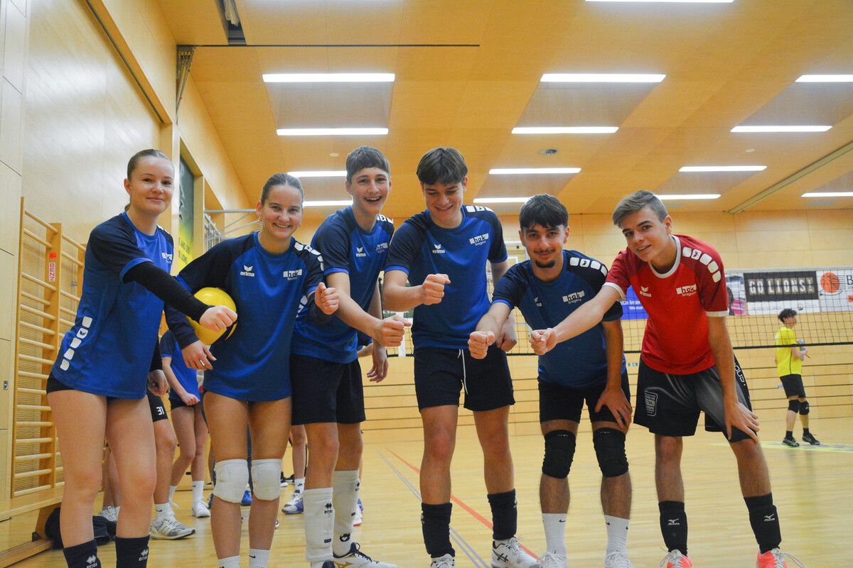 „Vamos“ hieß der Schlachtruf der Schülerinnen und Schüler der HAK/HAS Bregenz bei den Schülerlandesmeisterschaften im Volleyball. bvs (3)