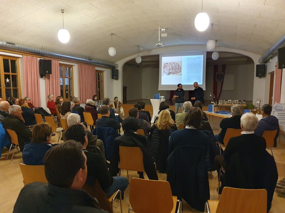 Viele Interessierte wohnten der Buchpräsentation des Silbertaler Gemeindebuchs im Vereinshaus bei.