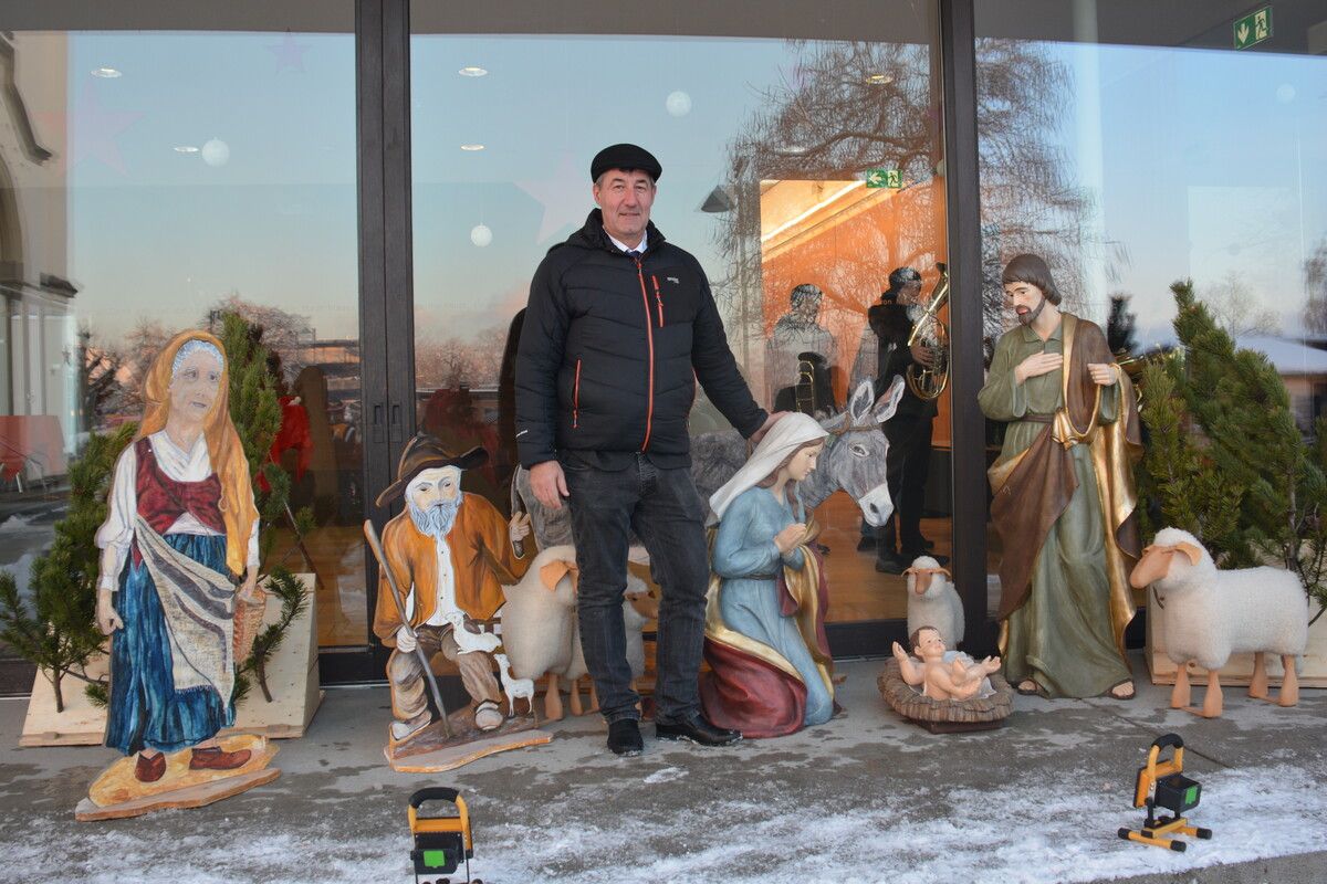 Vizeobmann Dietmar Schneider vor der großen Krippe beim Pfarrheim.
