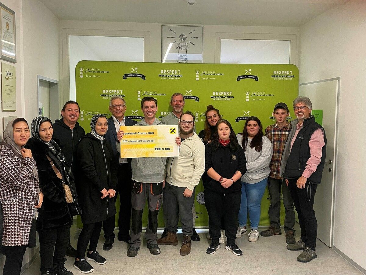 V.l.: Haidari Eid Mah, Nazari Fahimeh, Jürgen Willibald, Zarifi Somaia, Udo Reiner, Filip Nikolic, Markus Mittelberger, Rajle Mohd Marwan, Tülay Yilmaz, Salina Sternad, Tamara Ibric, Sebastian Scheucher und Elmar Luger. cth