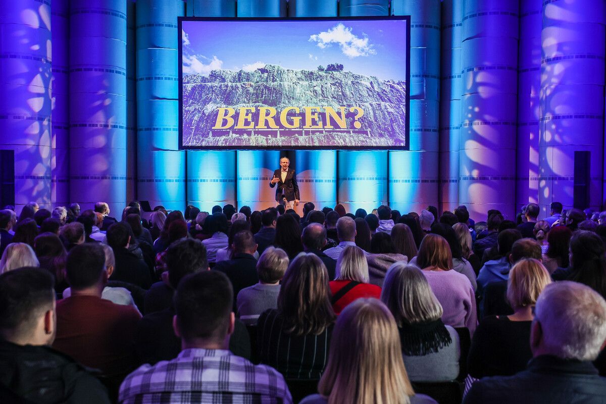Vorbild Bergen: Auf dem Zukunftstag stimmte Herausgeber Eugen A. Russ auf die digitale Transformation bei Russmedia ein.