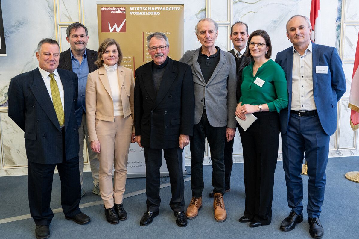 Vorstand, Pioniere und Mitarbeiter des Vorarlberger Wirtschaftsarchivs bei der Feier mit Gratulantin Landesstatthalterin. Barbara Schöbi-Fink.VLK/Serra
