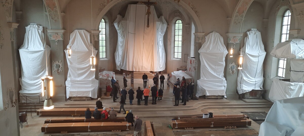 Wenn auch nur vorübergehend, so ist die Gemeinde der Bregenzer Stadtpfarrkirche St. Gallus derzeit doch auf Herbergssuche. Über 950 Jahre reicht die Geschichte ihrer Kirche zurück. Sein heutiges Aussehen erhielt das markante Gotteshaus 1737 vom Bregenzer Baumeister Franz Anton Beer. Jetzt wird das Barockjuwel aufwendig innen restauriert. Weihnachten feiert die Gemeinde deshalb in der Kapelle des Bildungscampus Marianum. Wie die Heiligen Drei Könige machen sich die Barockfiguren schon einmal bereit für ihre Reise. St. Gallus, Matt