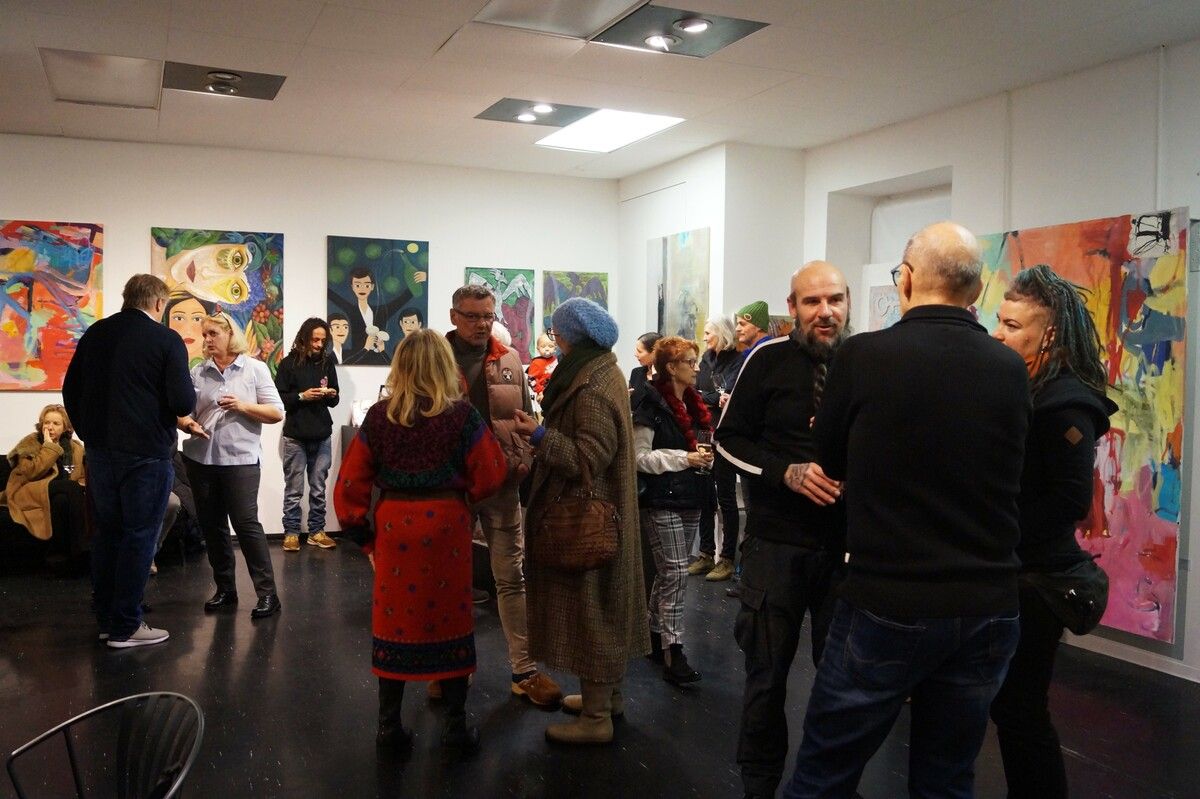 Zahlreiche Kunstinteressierte ließen es sich nicht entgehen, die Eröffnung der neuen Ausstellung in Sylvia Janscheks Galerie zu besuchen.