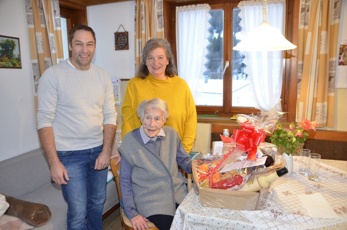 Zenzi Margreitter teilt mit 105 Jahren ihre Lebenserfahrungen mit Bürgermeister, Ortsvorsteherin und ihrer Familie.