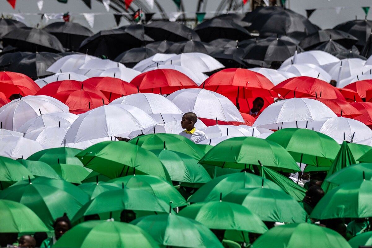 Zu den Feierlichkeiten des 60. Unabhängigkeitstages in Kenia passen sich auch die Farben der Regenschirme der Flagge an. AFP