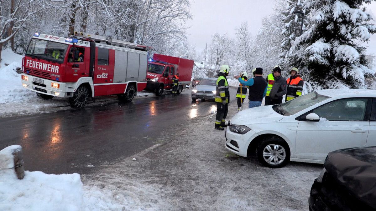 Zwei Feuerwehren und eine Betriebsfeuerwehr rückten zum Unfallort an. m. shourot