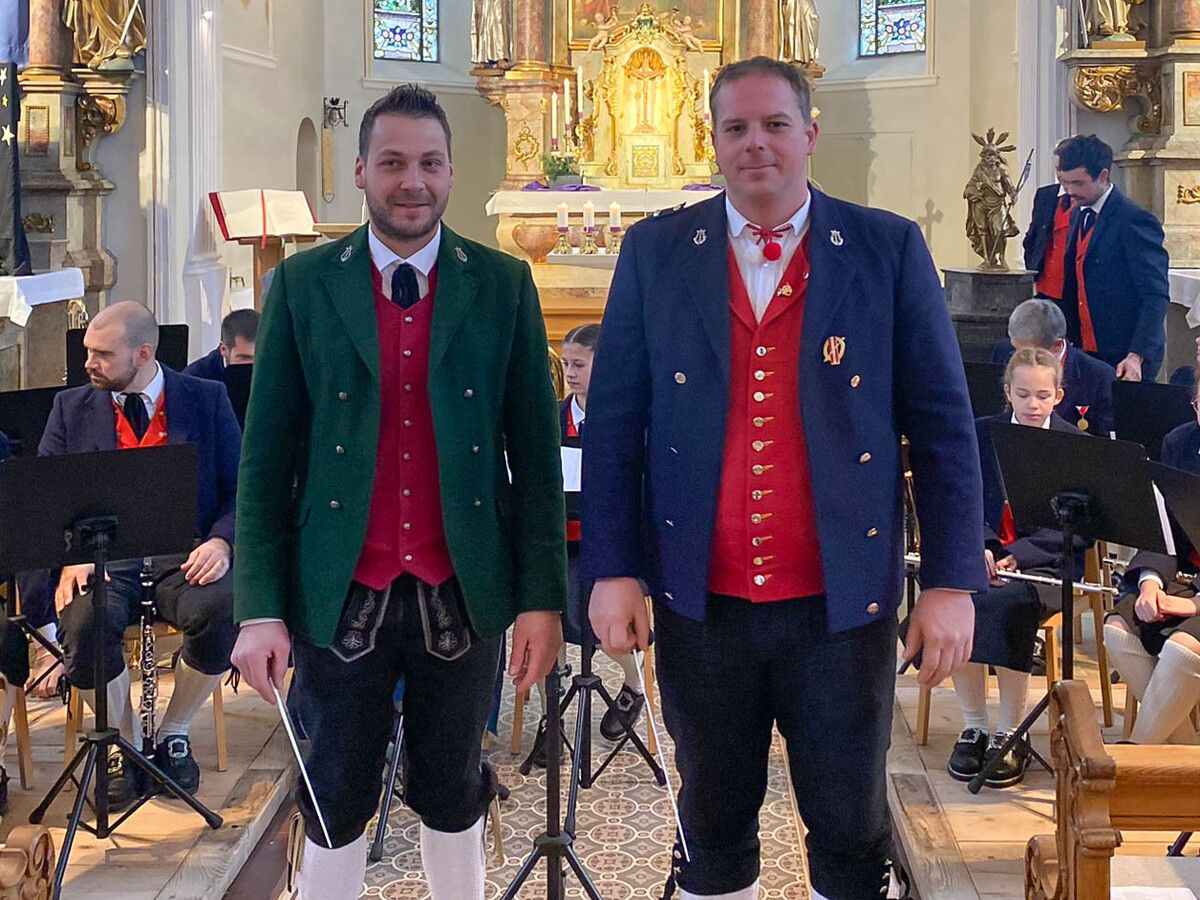 Zwei Monate, zwei Talente: Tobias Adilovic und Andreas Knapp bringen frischen Wind und neue Führungskompetenzen in den Musikverein Cäcilia Schoppernau.