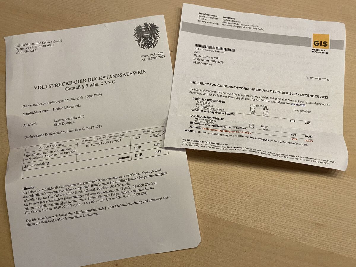 Zwischen diesen beiden Schreiben liegen gerade einmal zwei Wochen und neun Euro Säumniszuschlag. VN/Rauch