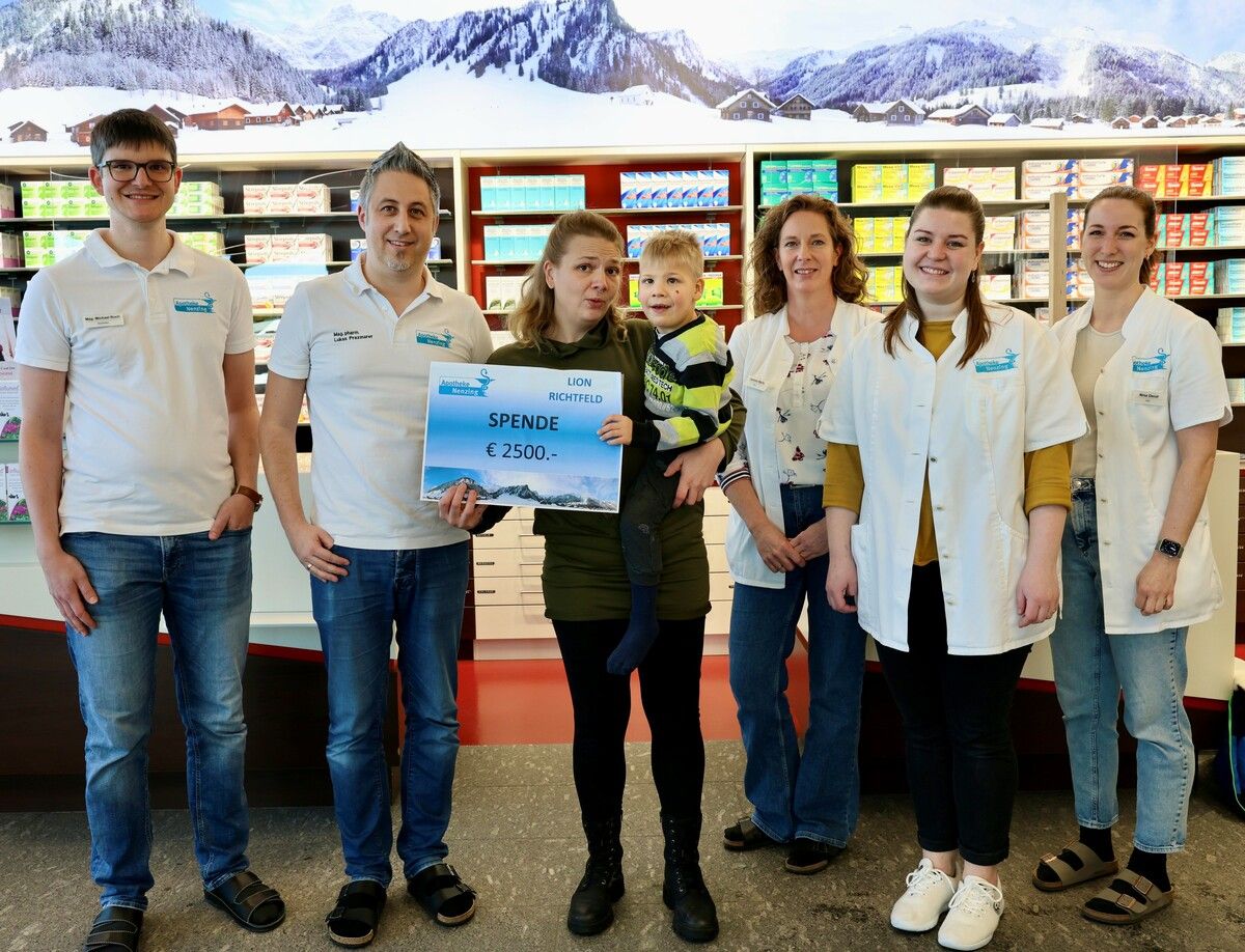 2500 Euro spendete das Team der Apotheke an Lion Richtfeld. Apotheke Nenzing