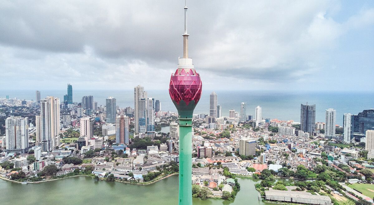 350 Meter hoch ist der erst 2022 eröffnete Lotusturm in Colombo.Shutterstock