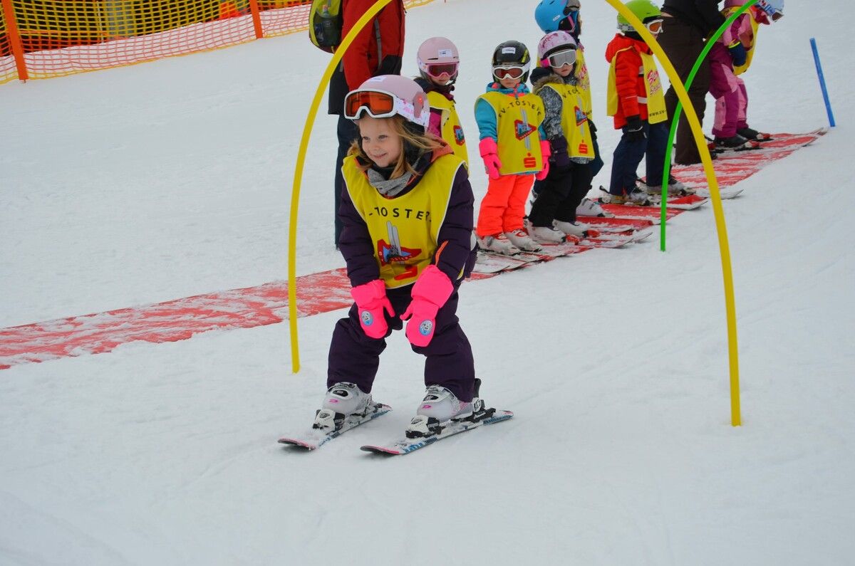 80 Kinder aus Tosters genossen den Skikurs bei strahlendem Sonnenschein. Skiverein