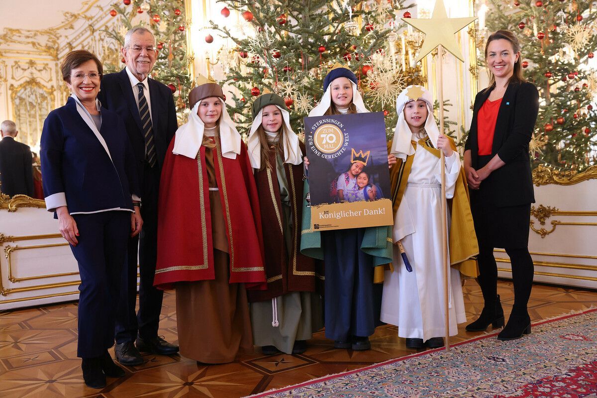 Alexander van der Bellen, Ehefrau Doris Schmidauer, Bundesvorsitzende Teresa Millesi mit den Sternsingerinnen Tabea, Anja, Christina und Sarah aus Dornbirn.