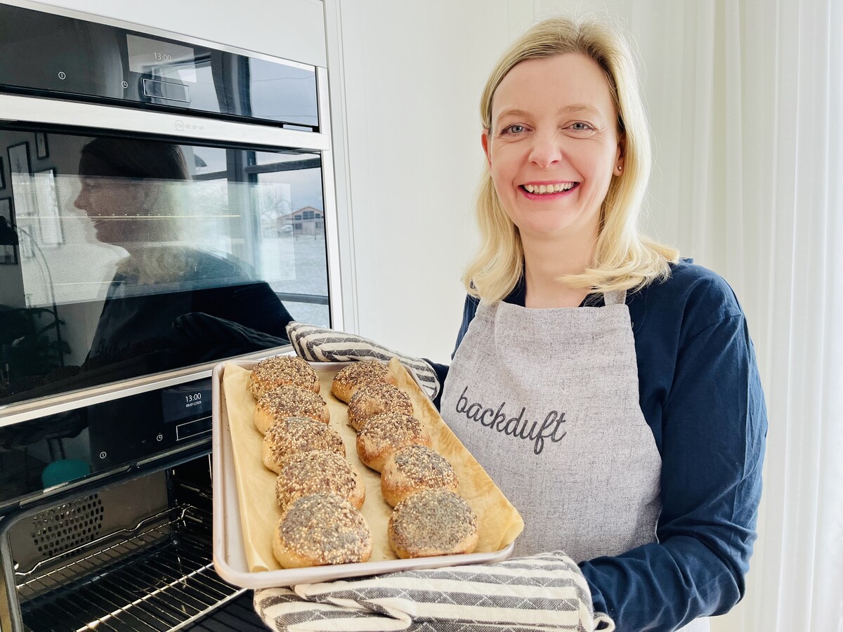 Alexandra Frick backt Brötchen, die nur wenige Zutaten benötigen.AFB