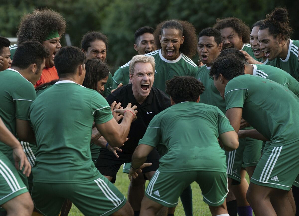 Alle Hoffnung hängt an einem cholerischen Coach aus den USA, dessen Rolle Michael Fassbender übernimmt. ap