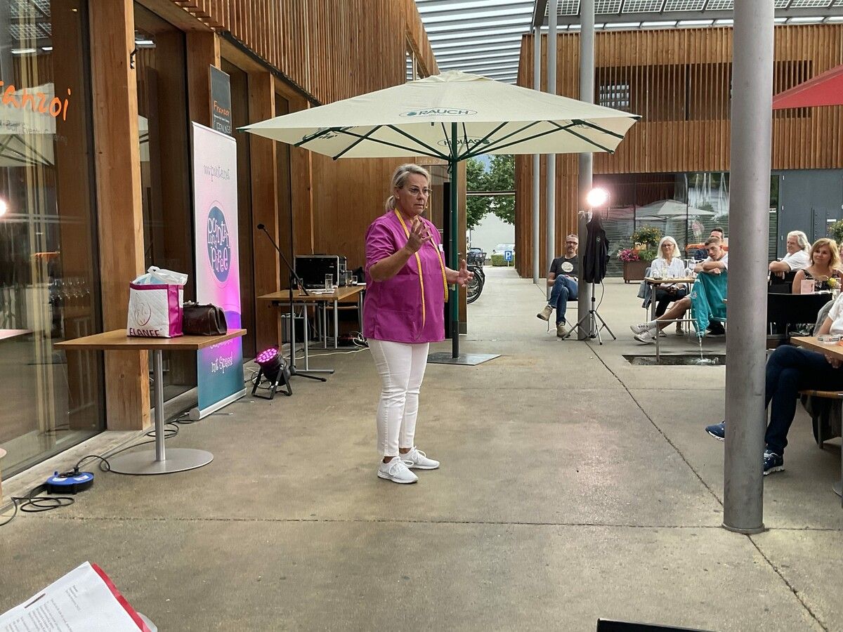 Als Muntafuner Hebamm‘ bringt Bernadette Gasser das Publikum zum Lachen. moniperle