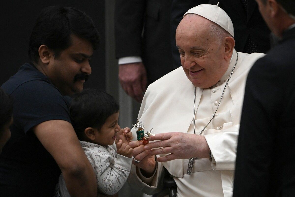 Am Ende seiner wöchentlichen Generalaudienz verteilte Papst Franziskus am Mittwoch im Vatikan Süßigkeiten an Kinder. AFP