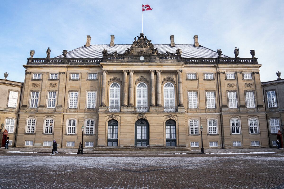 Am frühen Sonntagnachmittag werden sich die abdankende Königin Margrethe II. und ihr Sohn Kronprinz Frederik in Kopenhagen auf den Weg von Schloss Amalienborg nach Schloss Christiansborg machen – die Monarchin um 13.37 Uhr per Kutsche, der künftige Monarch mitsamt seiner Frau Kronprinzessin Mary und seinem ältesten Sohn Prinz Christian bereits zwei Minuten vorher per Auto. Auf einem Treffen mit der Regierung wird die Königin dann eine Erklärung zu ihrer Abdankung unterzeichnen, in diesem Augenblick wird der Thronwechsel vollzogen, ehe Margrethe gegen 14.15 Uhr per Auto zurück zu ihrem Palast im Schloss Amalienborg fährt. Um 15 Uhr wird der neue König Frederik X. dann auf den Balkon von Schloss Christiansborg treten, wonach Ministerpräsidentin Mette Frederiksen den Thronwechsel offiziell proklamieren wird. Daraufhin hält Frederik eine Rede ans Volk und beendet diese mit seinem Wahlspruch. Es folgen Salutschüsse im Hafen, während zugleich die königliche Flagge an Margrethes Palast eingeholt und an Frederiks Palast gehisst wird. Um 15.30 Uhr fährt das neue Königspaar per Kutsche zurück zum Schloss Amalienborg – voraussichtlich begleitet von unzähligen jubelnden Dänen am Straßenrand.