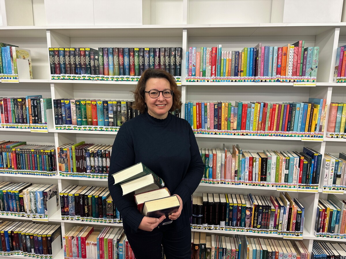 Angelika Riesch berät als Bibliothekarin in der Arbeiterkammer Bludenz interessierte Leser und Leserinnen.bi