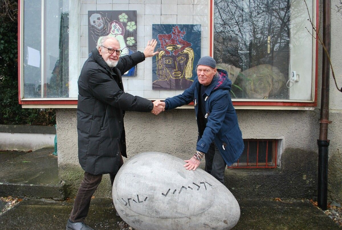 Angelo Roventa (l.) und Gernot Riedmann. Auch mittels Handschlag wurde die Aktion Kunsttausch besiegelt. erh