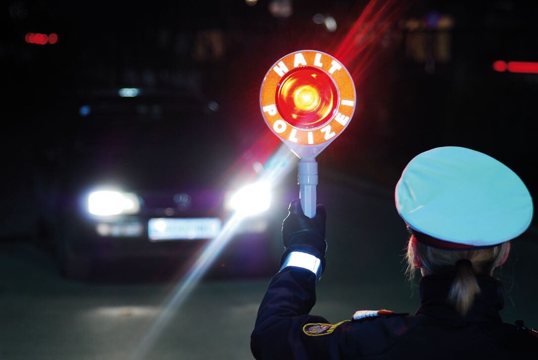 Anhalteversuche durch die Polizei wurden von der 24-jährigen Autofahrerin ignoriert. symbol/bmi