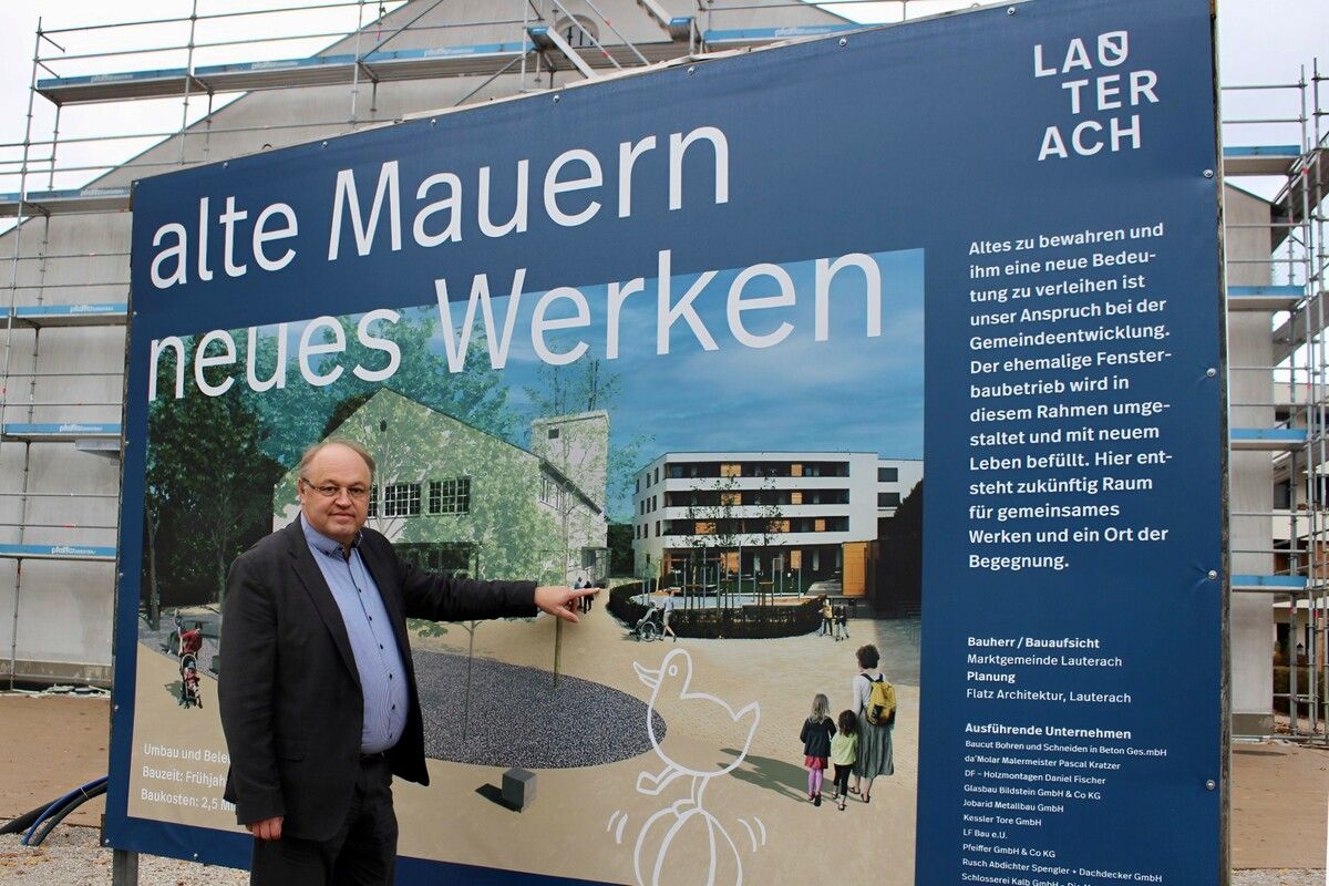Anhand einer Infotafel erläutert der Bürgermeister Elmar Rhomberg die Adaptierung des ehemaligen Fensterbau-Objekts. STP(3)