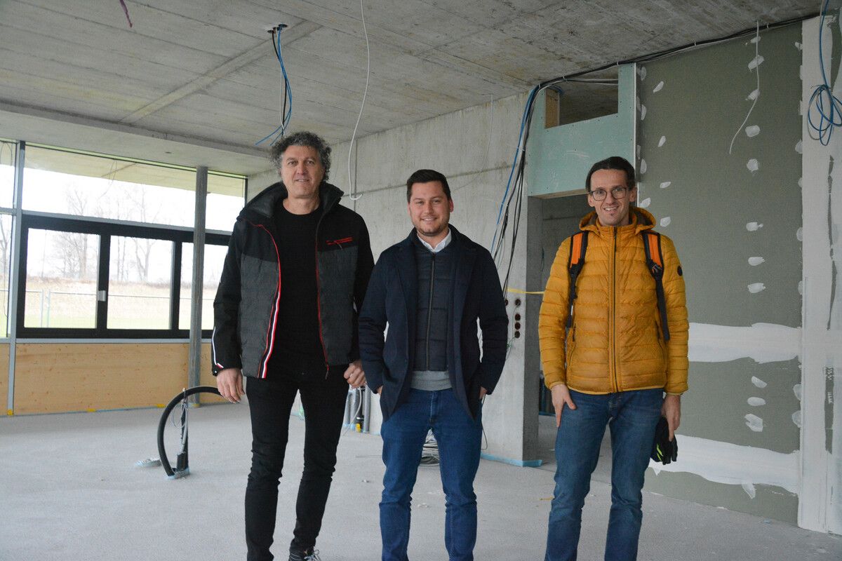 Architekt Peter Muxel (v.l.), FC-Obmann Julian Regittnig und Florian Schrötter, Projektleiter der Marktgemeinde Lustenau arbeiten für dieses Projekt eng zusammen.