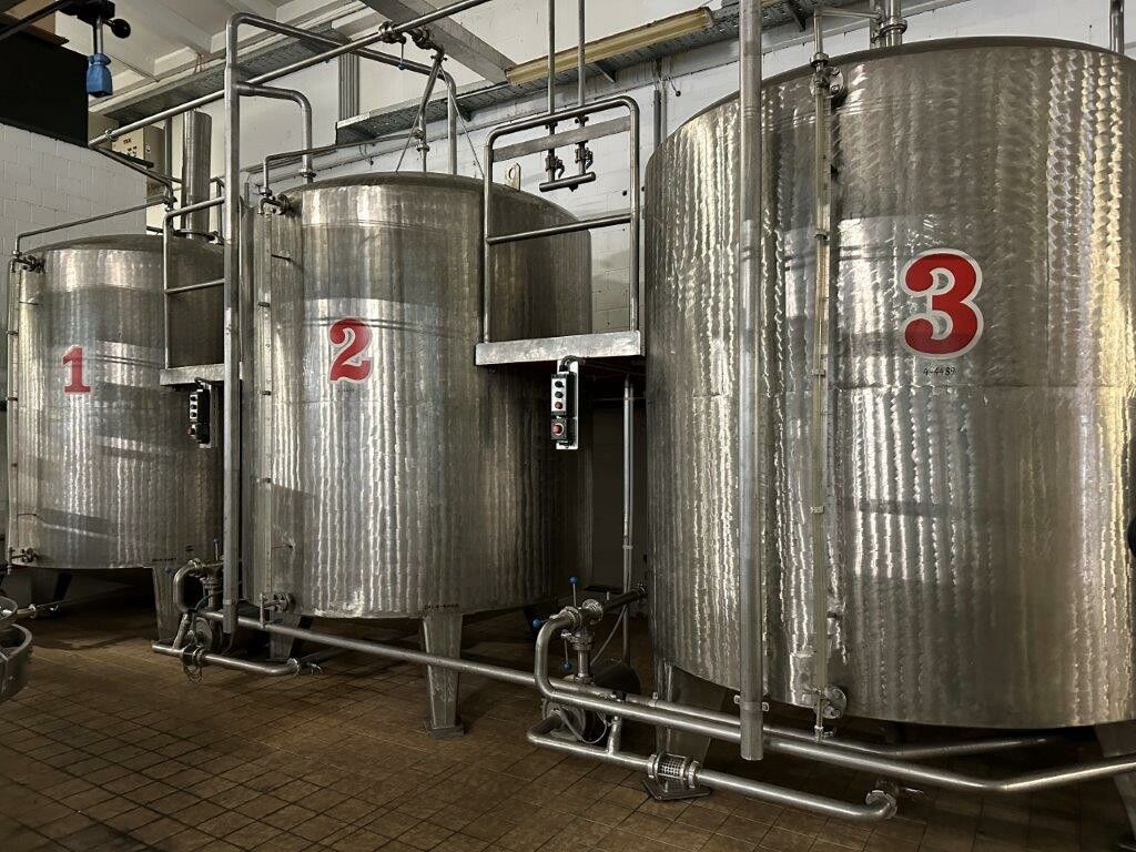 Auch diese großen Tanks kommen unter den Hammer. FA/LT
