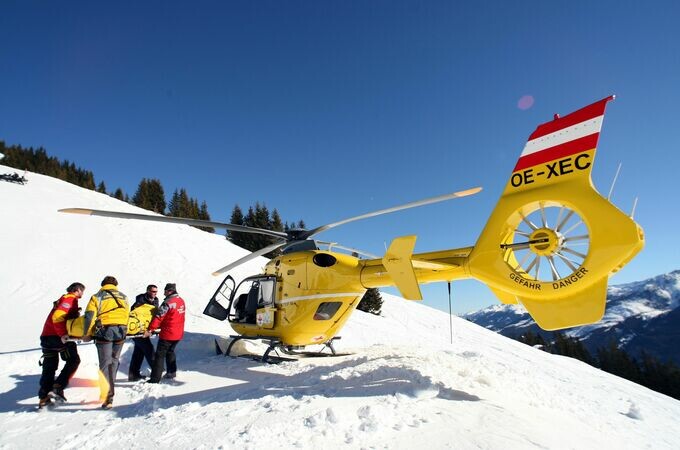 Auch Rettungshubschrauber standen im Einsatz, um den tödlich verunglückten Skifahrer zu bergen. symbol/apa