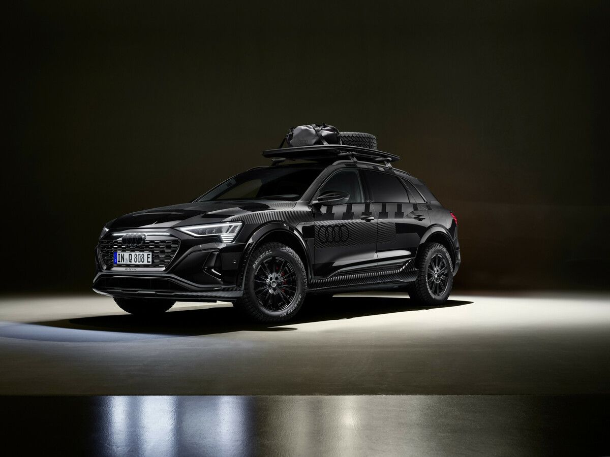 Audi legt vom Q8 e-tron das Sondermodell „edition Dakar“ auf. Auf Basis des Q8 advanced 55 e-tron quattro mit 408 PS soll das Editionsmodell an den für die Rallye Dakar konzipierten RS Q e-tron erinnern. Ab Werk steht der batterieelektrische Q8 in der Dakarausführung auf All-Terrain-Reifen. Zudem erhöht sich die Bodenfreiheit um 3 Zentimeter und kommt in der Grundeinstellung auf 20,6 Zentimeter, die Watttiefe beträgt 30 Zentimeter. Das Sondermodell hat wie der Q8 advanced 55 e-tron quattro (ab 87.300 Euro) eine Batterie mit 116 kWh an Bord. Die WLTP-Reichweite liegt bei bis zu 487 Kilometern.